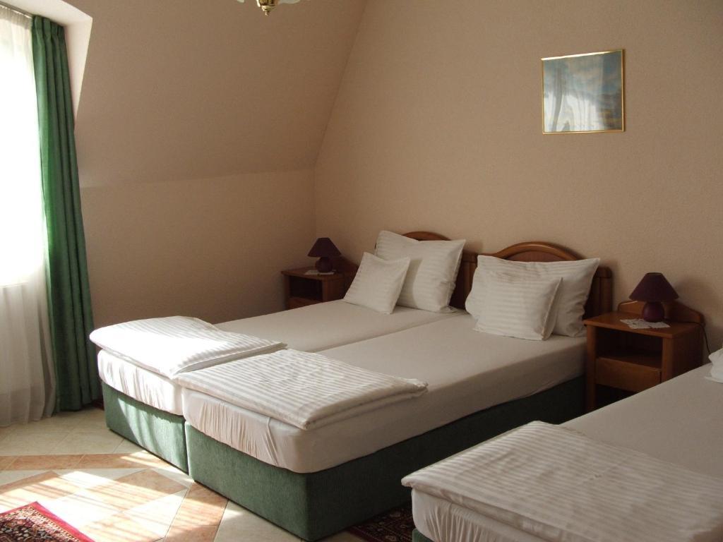 Korona Panzio Bed & Breakfast Debrecen Room photo