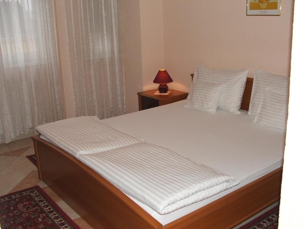 Korona Panzio Bed & Breakfast Debrecen Room photo